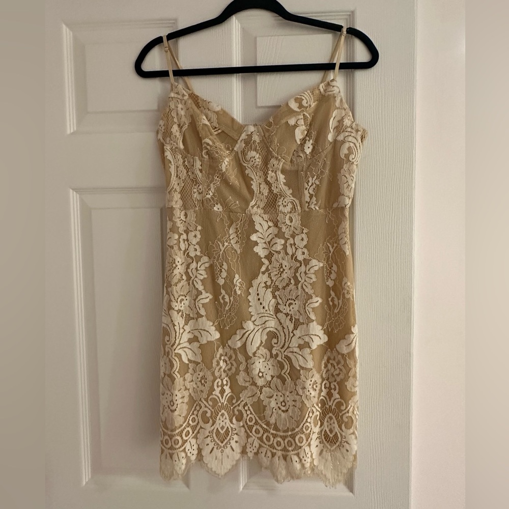 Storia White Lace Dress- Size: M. NEVER WORN!